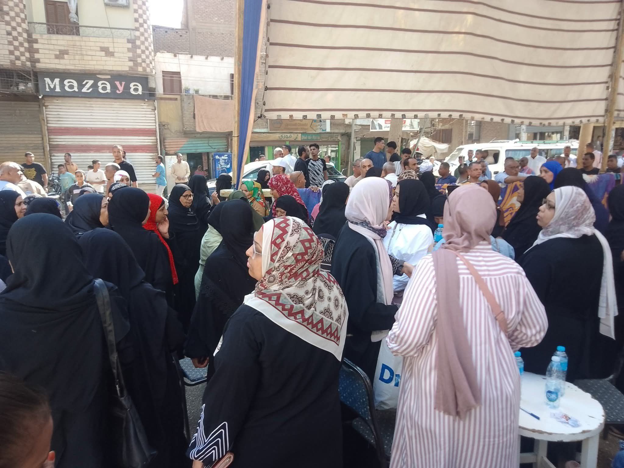 مشهد نسائي بإمتياز أمام لجان مدينة البياضية