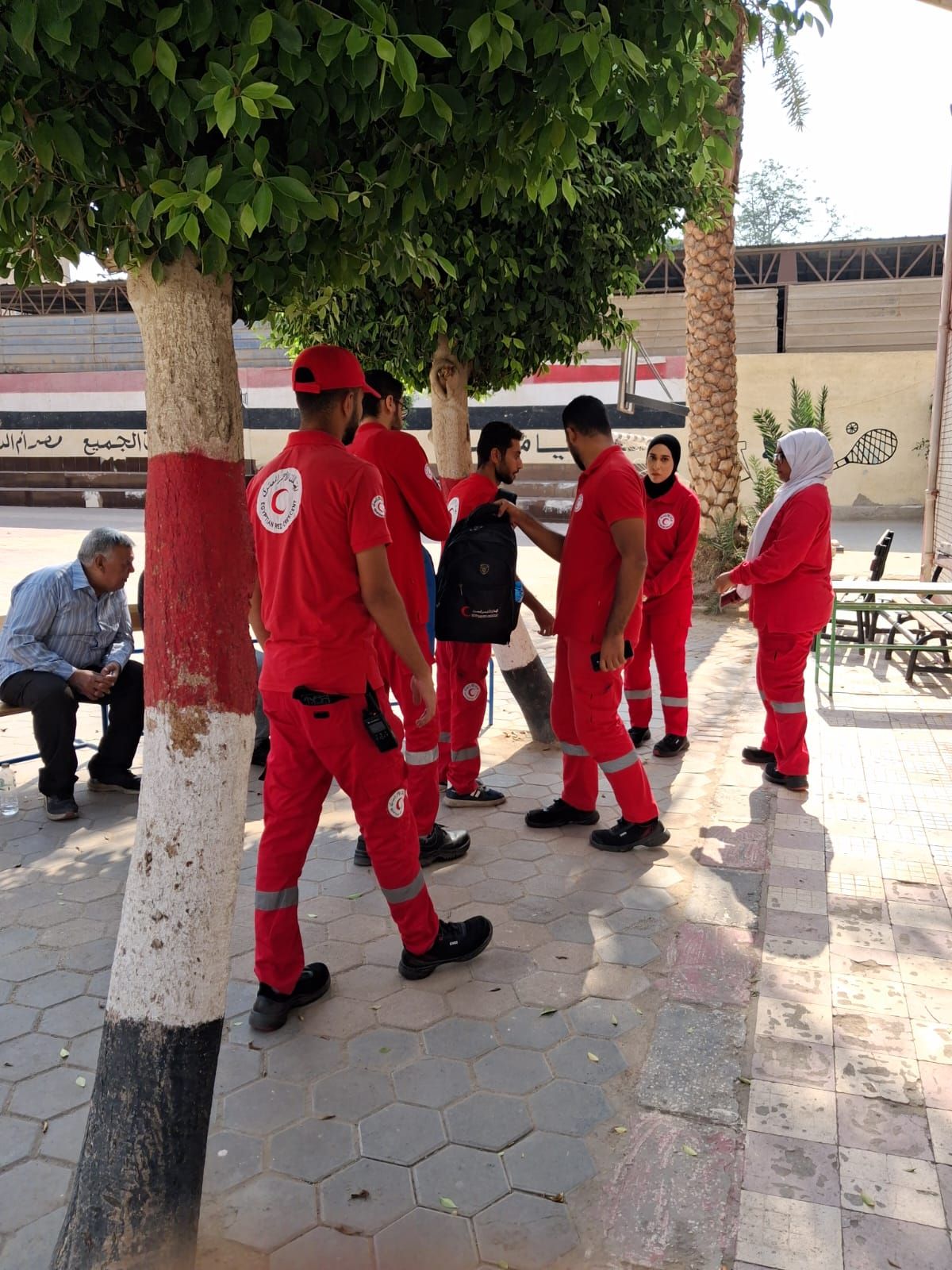 تواجد فرق الهلال الأحمر المصري في لجنة مدرسة بدر الإعدادية بالدقي لتأمين العملية الانتخابية