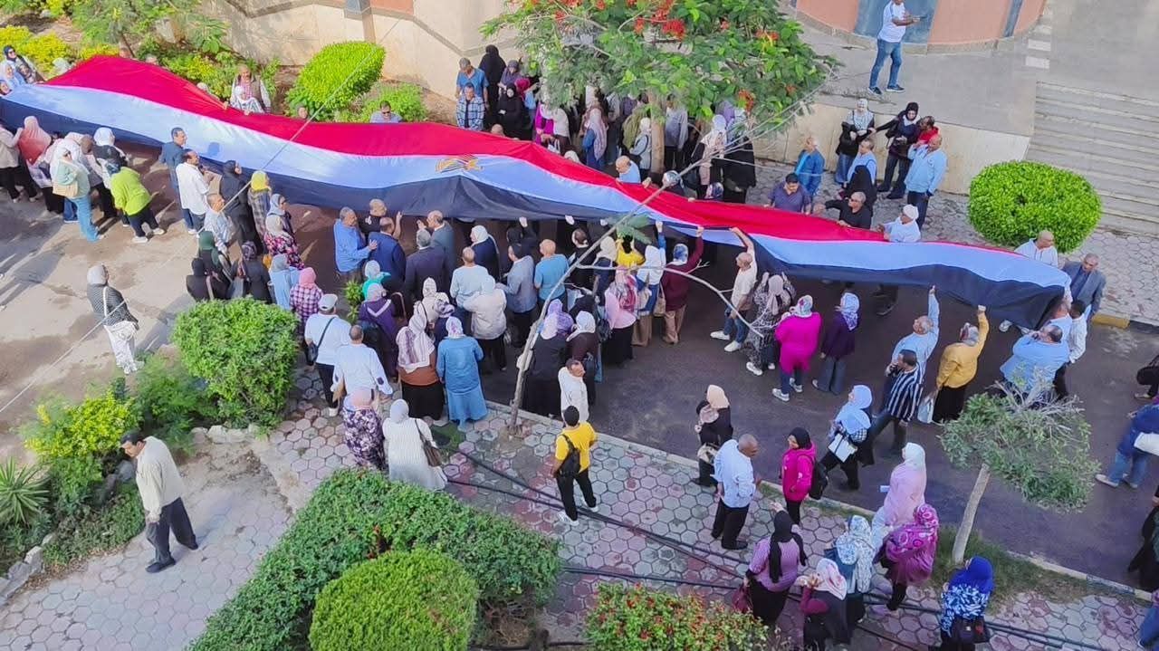 أطول علم.. مسيرة حاشدة لحث المواطنين على المشاركة فى اليوم الثانى للانتخابات (1) أطول علم.. مسيرة حاشدة لحث المواطنين على المشاركة فى اليوم الثانى للانتخابات (1)