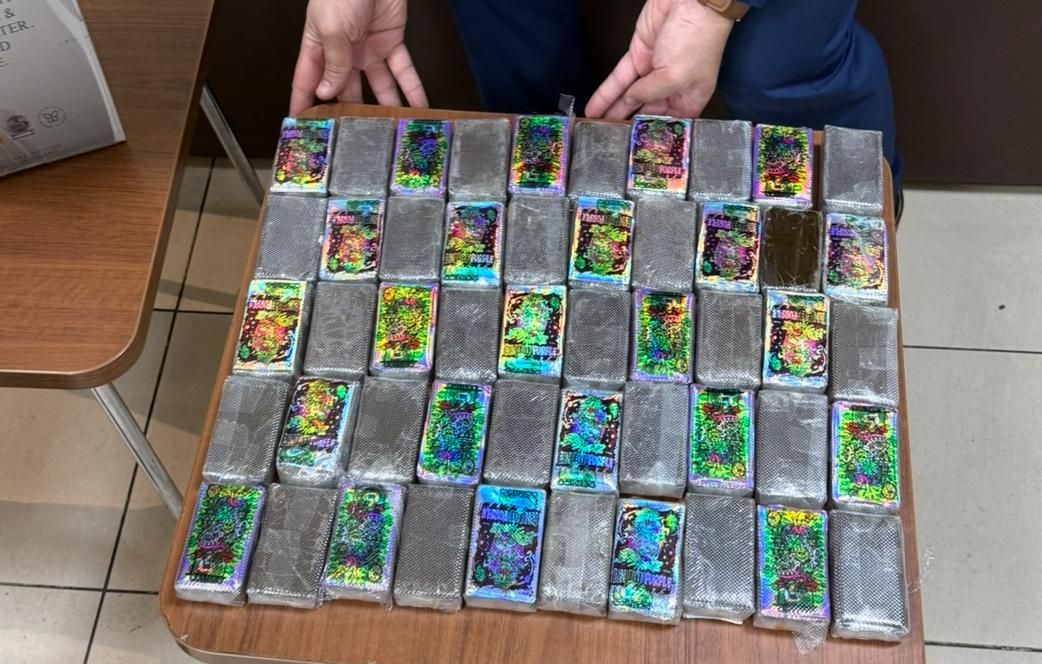 جمارك مطار القاهرة تضبط راكب أجنبي حاول الدخول بخمسه كيلو حشيش (11)