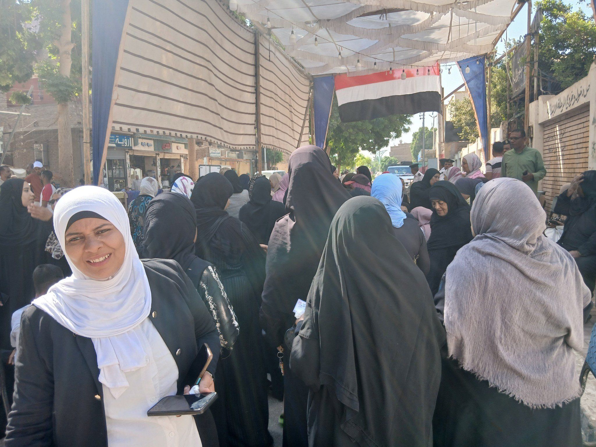 جانب من التوافد الكبير للسيدات على لجان مدارس البياضية