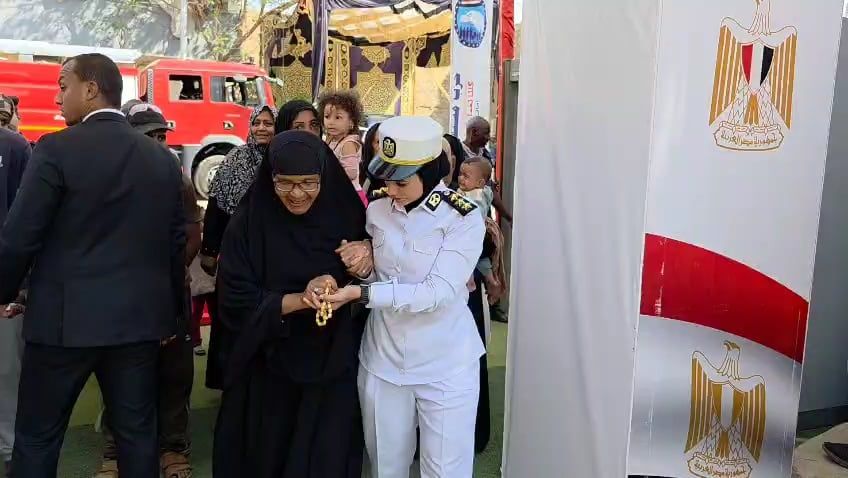الشرطة النسائية تساعد الناخبات فى أسوان (1) الشرطة النسائية تساعد الناخبات فى أسوان (1)