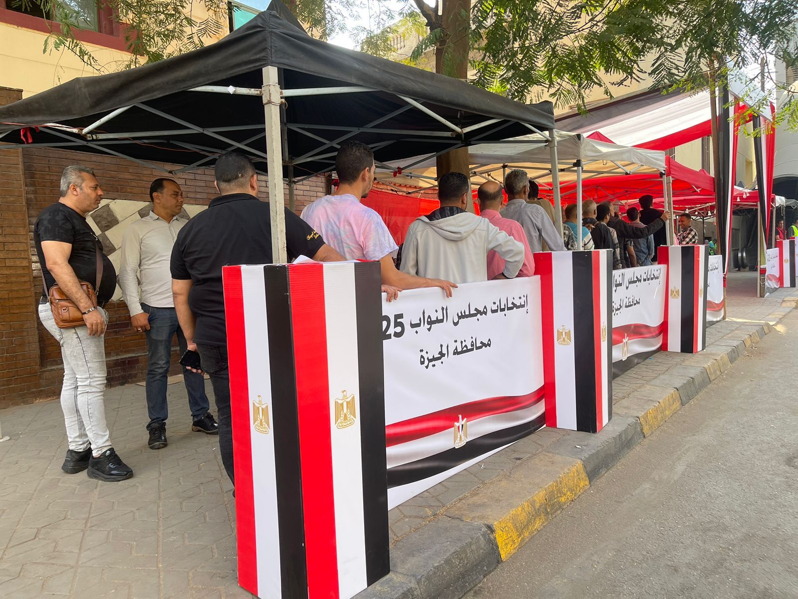 بدء توافد المواطنين بدء توافد المواطنين