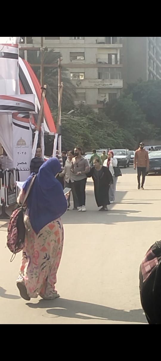 تزايد أعداد الناخبين على صناديق الاقتراع في الجيزة وسط اجراءات تأمينية (3) تزايد أعداد الناخبين على صناديق الاقتراع في الجيزة وسط اجراءات تأمينية (3)