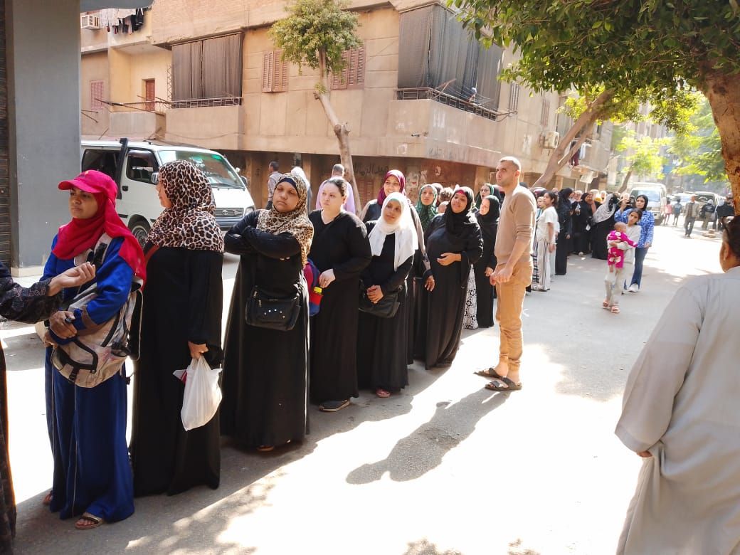 طابور طويل أمام لجنة فرعية في الوراق بانتخابات مجلس النواب طابور طويل أمام لجنة فرعية في الوراق بانتخابات مجلس النواب