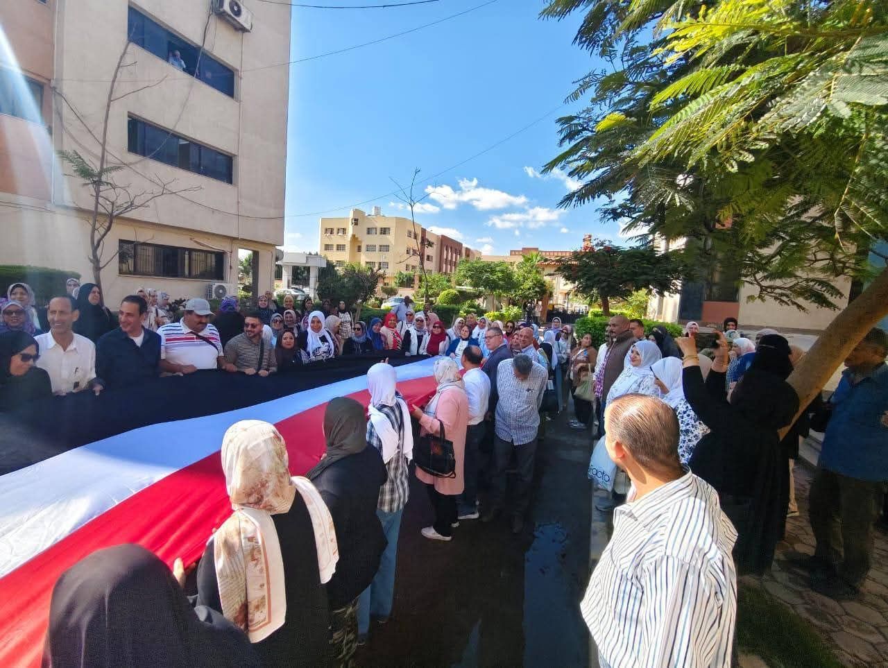 أطول علم.. مسيرة حاشدة لحث المواطنين على المشاركة فى اليوم الثانى للانتخابات (6) أطول علم.. مسيرة حاشدة لحث المواطنين على المشاركة فى اليوم الثانى للانتخابات (6)