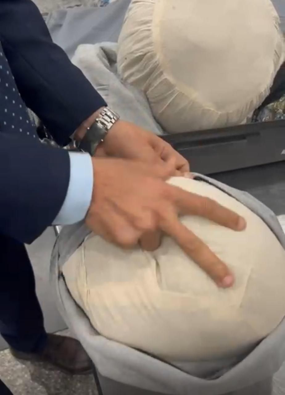 جمارك مطار القاهرة تضبط راكب أجنبي حاول الدخول بخمسه كيلو حشيش (1)