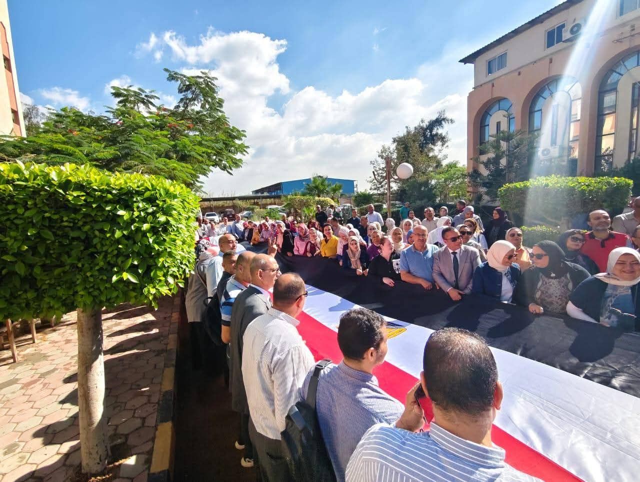 أطول علم.. مسيرة حاشدة لحث المواطنين على المشاركة فى اليوم الثانى للانتخابات (5) أطول علم.. مسيرة حاشدة لحث المواطنين على المشاركة فى اليوم الثانى للانتخابات (5)