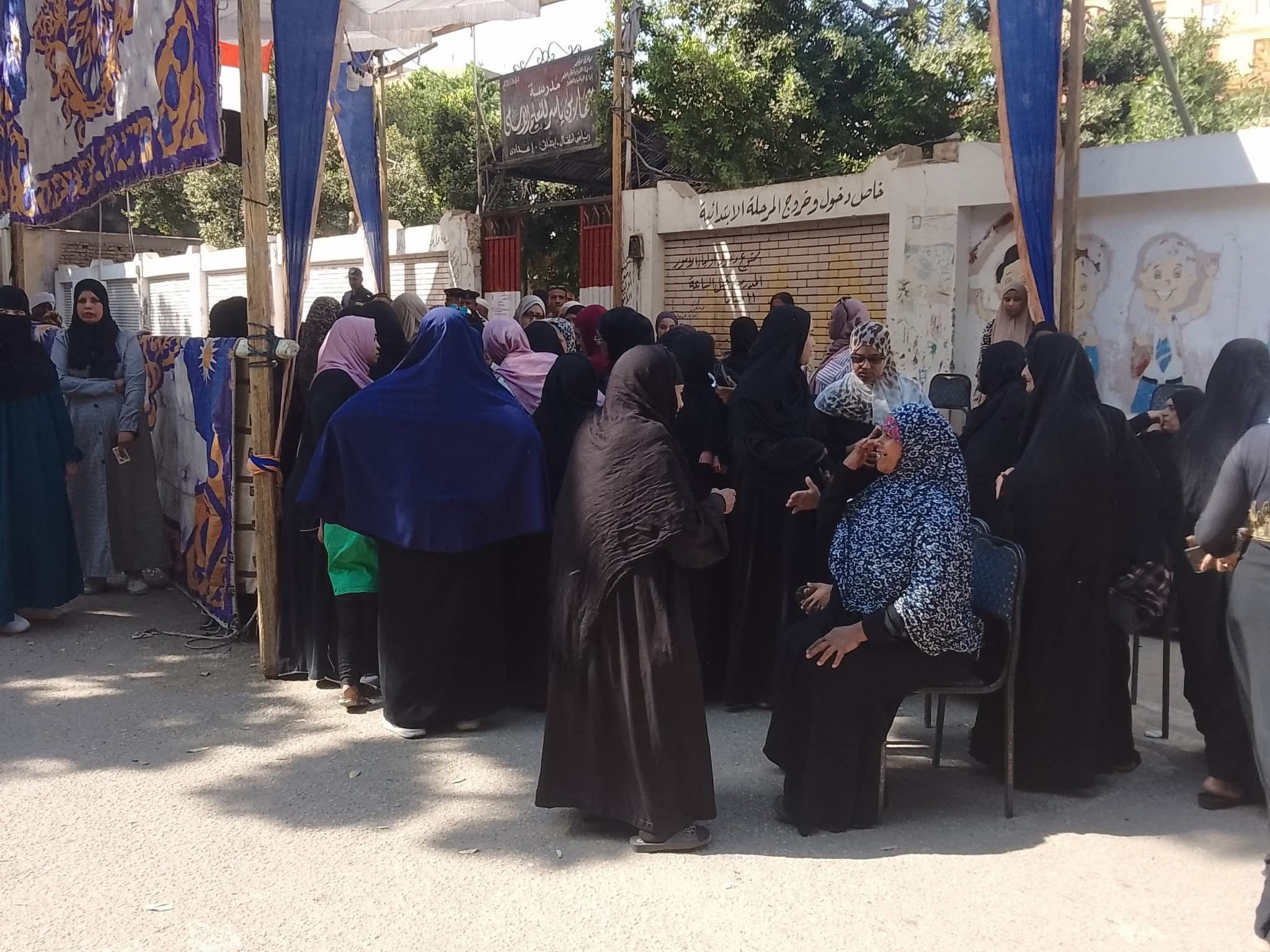 التوافد النسائي على لجان مدارس مدينة البياضية بالأقصر