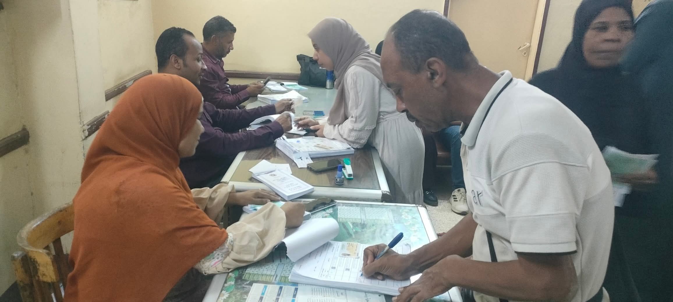 حشود من الناخبين يتوافدون على لجان مدينة الأقصر في الفترة المسائية (4)