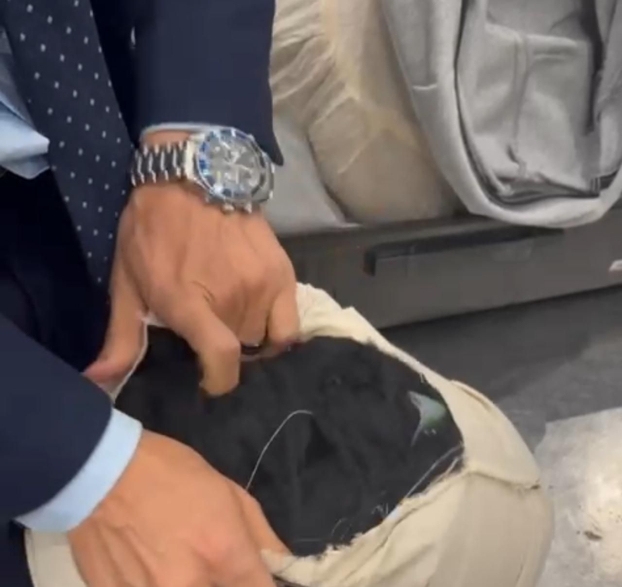 جمارك مطار القاهرة تضبط راكب أجنبي حاول الدخول بخمسه كيلو حشيش (4)