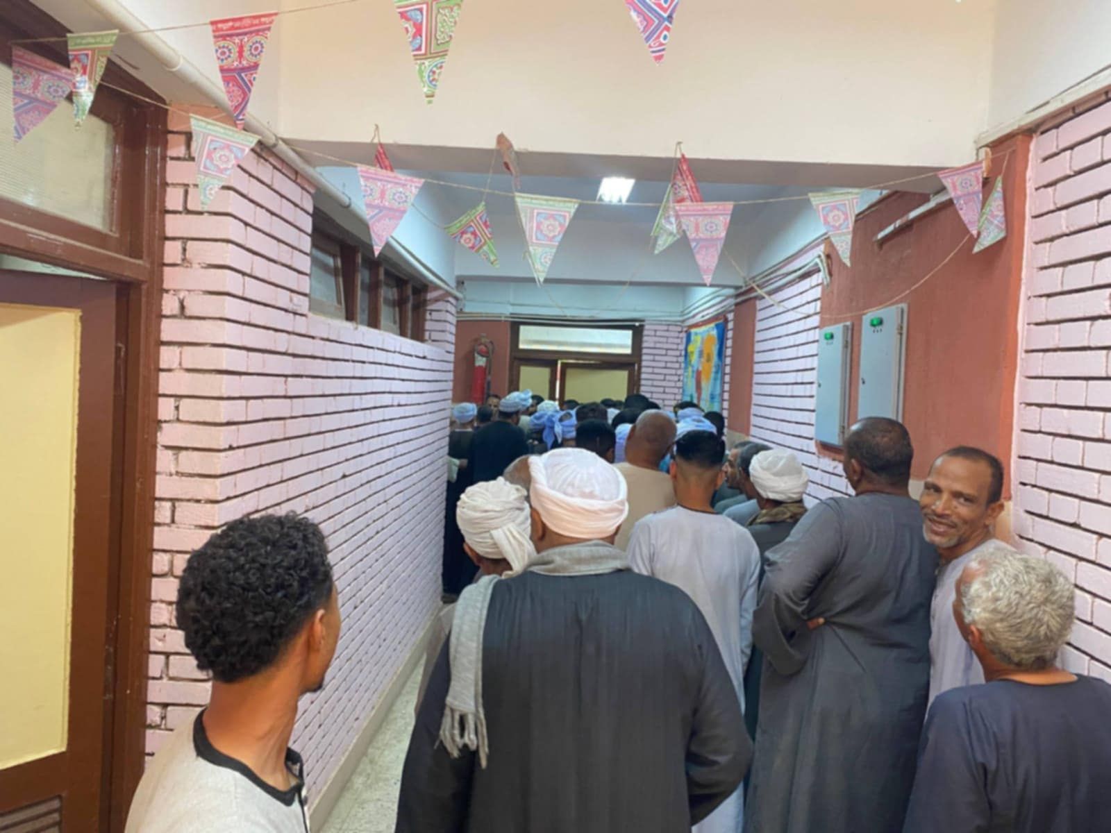 جانب من الإقبال الكبير فى لجنة مدرسة قرية العشي الثانوية المشتركة