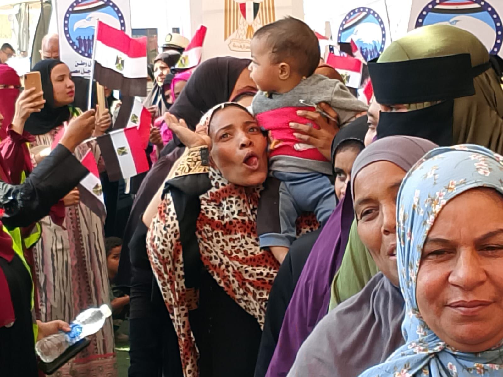 زغاريد وهتافات امام لجان اسوان