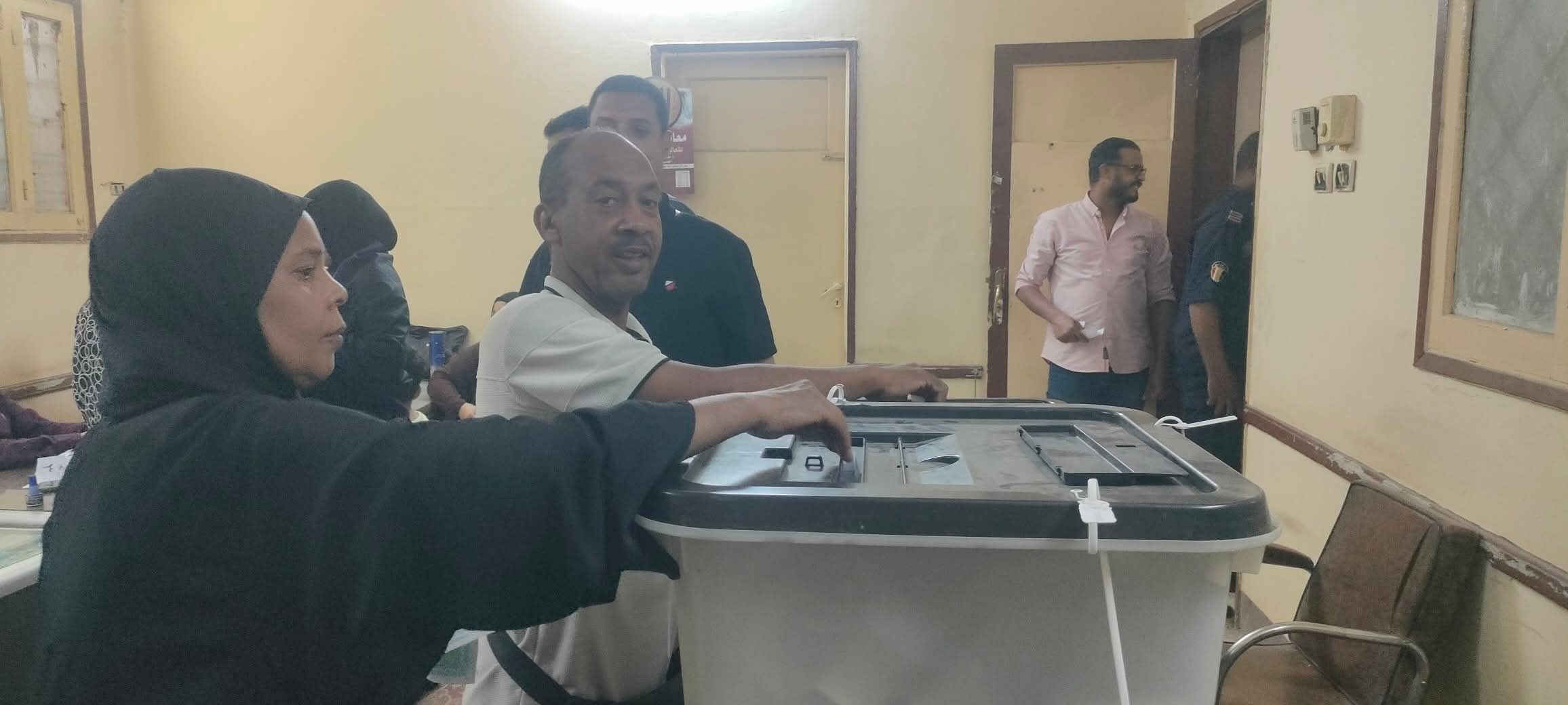 حشود من الناخبين يتوافدون على لجان مدينة الأقصر في الفترة المسائية (3)