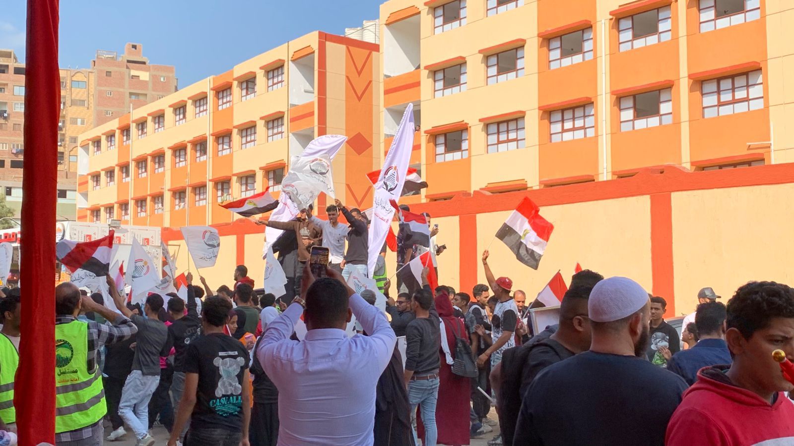 اعلام ترفعها المواطنين امام اللجان اعلام ترفعها المواطنين امام اللجان