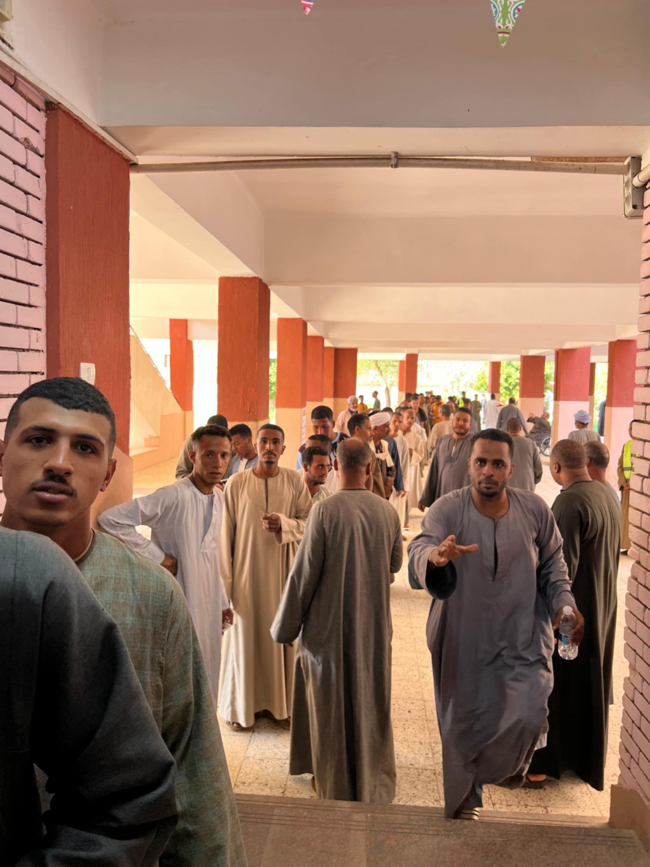 إقبال وطوابير من الناخبين على لجنة مدرسة قرية العشي الثانوية المشتركة