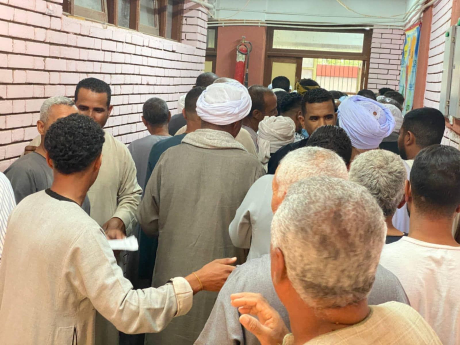 توافد كبير من الناخبين فى لجنة مدرسة قرية العشي الثانوية المشتركة