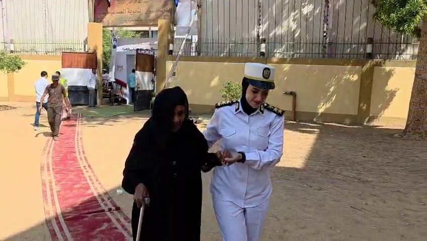 الشرطة النسائية تساعد الناخبات فى أسوان (3) الشرطة النسائية تساعد الناخبات فى أسوان (3)