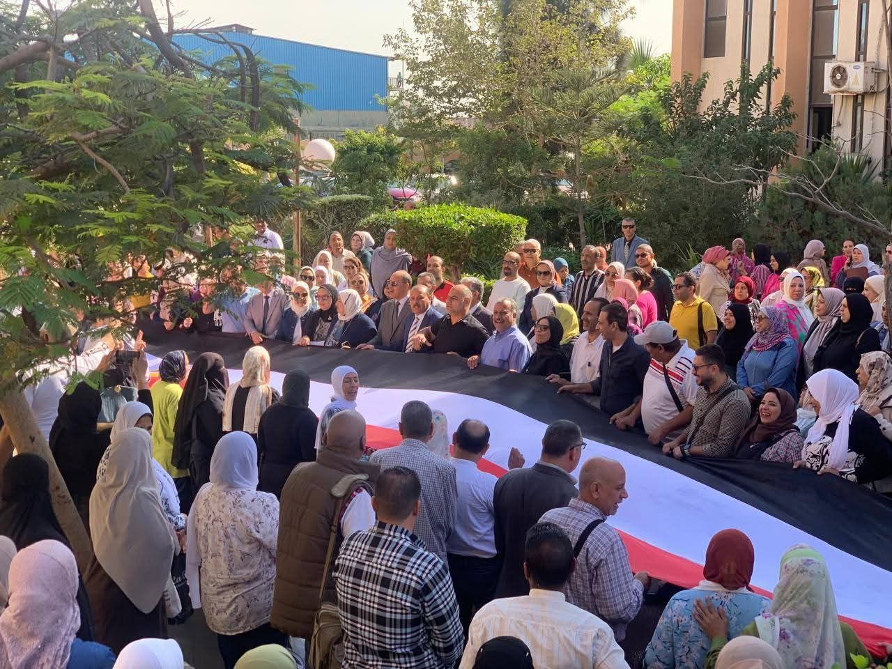 أطول علم.. مسيرة حاشدة لحث المواطنين على المشاركة فى اليوم الثانى للانتخابات (3) أطول علم.. مسيرة حاشدة لحث المواطنين على المشاركة فى اليوم الثانى للانتخابات (3)