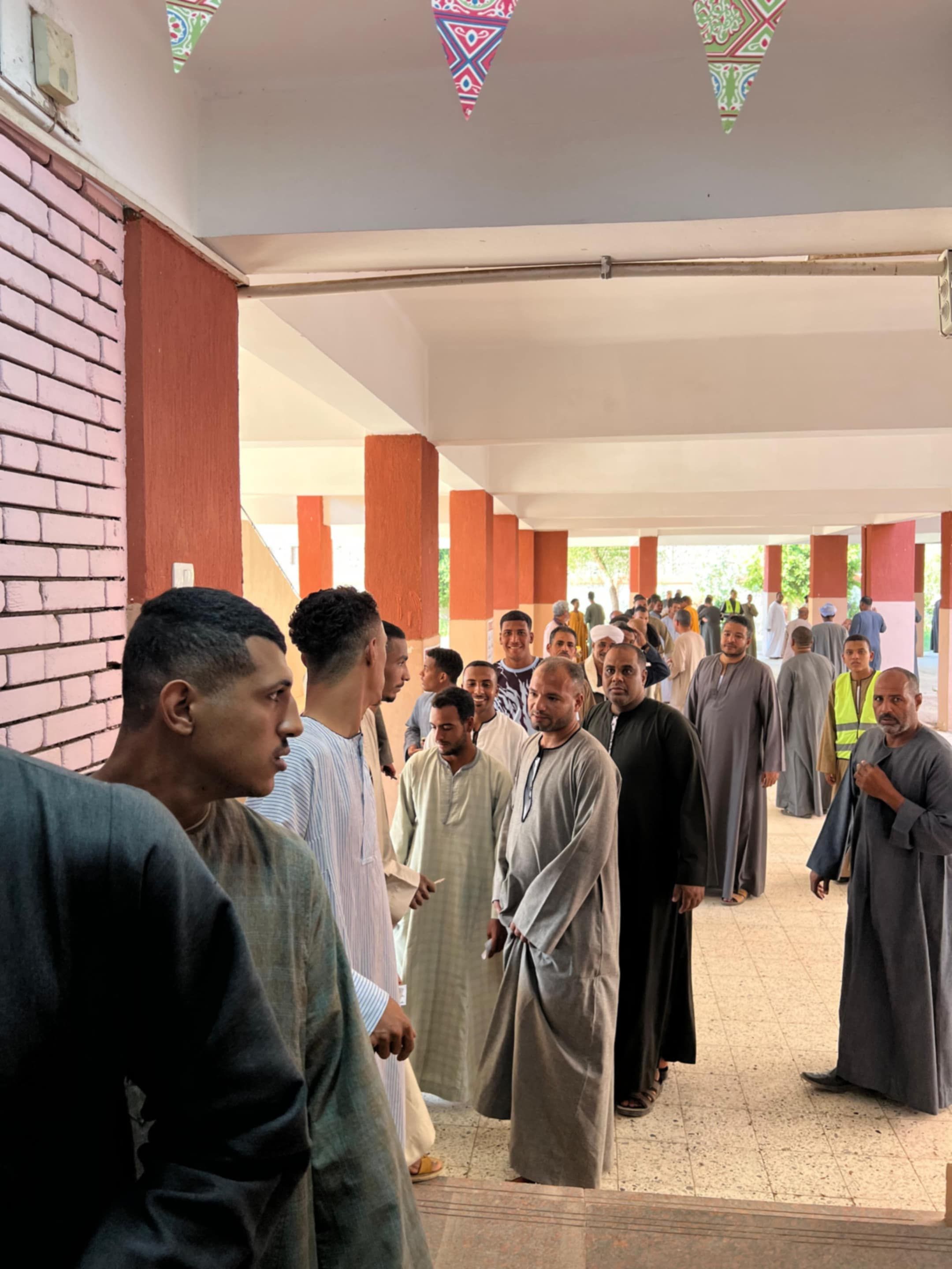 إقبال كبير وطوابير من الناخبين على لجنة مدرسة قرية العشي الثانوية المشتركة