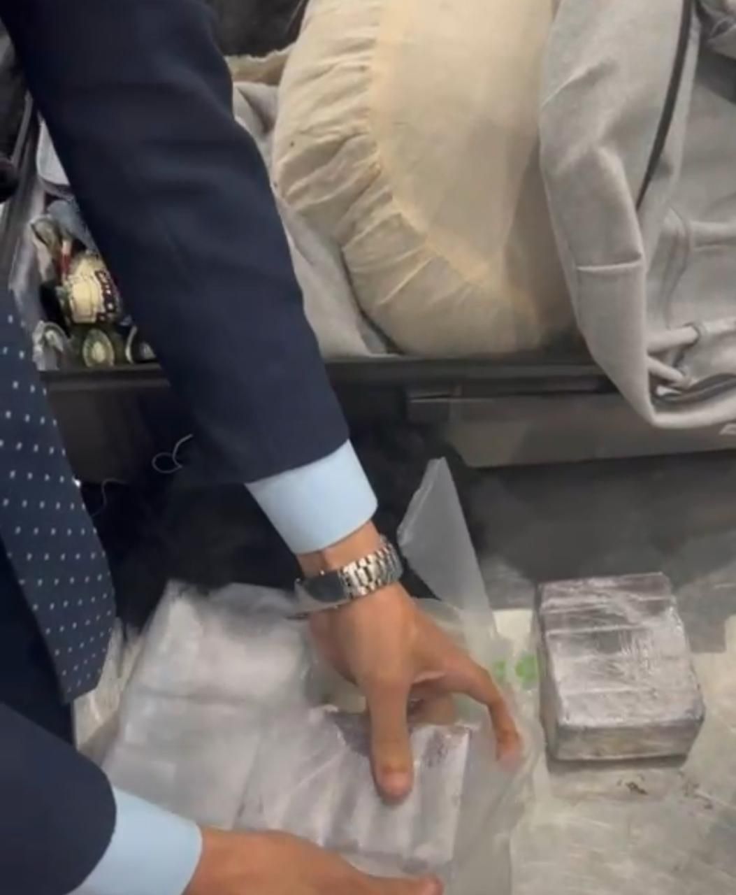 جمارك مطار القاهرة تضبط راكب أجنبي حاول الدخول بخمسه كيلو حشيش (8)