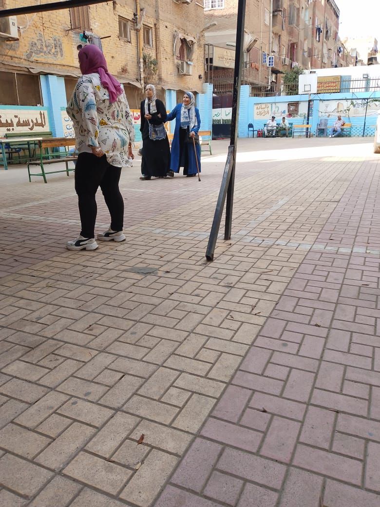 سيدة تحرص على المشاركة في الانتخابات رغم مرضها