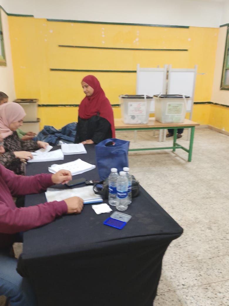 مسنة تدلى بصوتها فى إحدى اللجان