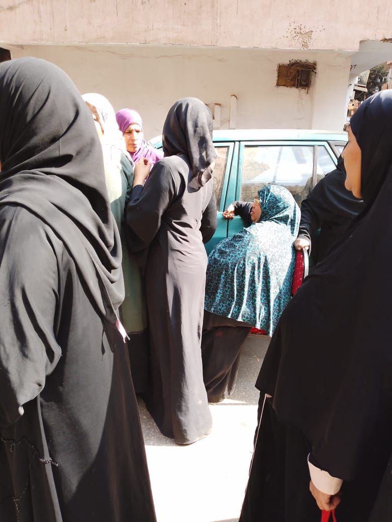 سيدة مسنة تجلس على كرسي في انتظار دورها بانتخابات النواب سيدة مسنة تجلس على كرسي في انتظار دورها بانتخابات النواب