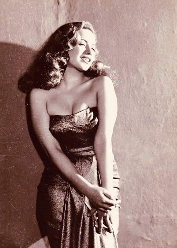 هند رستم وإطلالة مفعمة بالأنوثة هند رستم وإطلالة مفعمة بالأنوثة