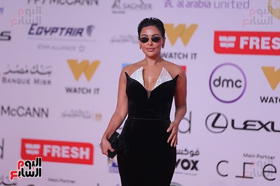 ميس حمدان بالنظارة الشمسية في مهرجان القاهرة السينيمائي