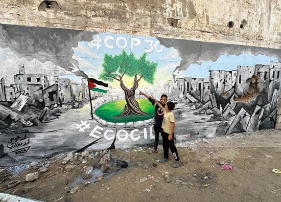 أطفال غزة مع الجدارية أطفال غزة مع الجدارية