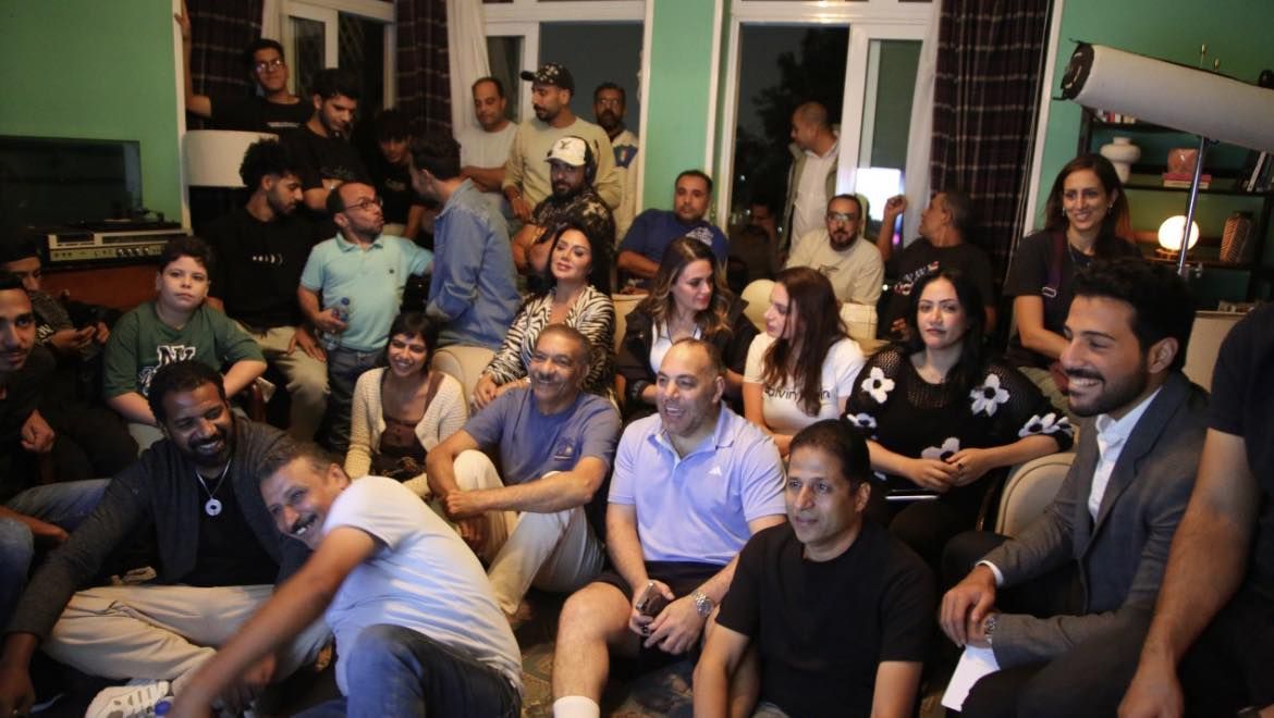 اسرة مسلسل لينك اثناء مشاهدة احدى الحلقات فى اللوكيشن