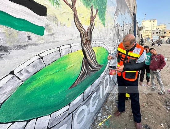 فنان يرسم الجدارية فى خان يونس فنان يرسم الجدارية فى خان يونس