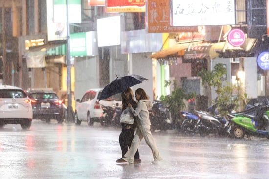 إعصار فونغ وونغ يتسبب في فيضانات في تايوان وإجلاء الآلاف (6)