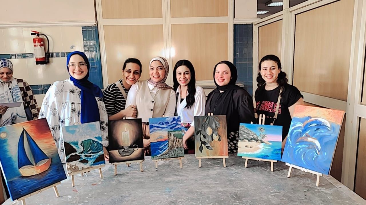 د.شهيرة عنتر وأعمال الطلاب بورشة الرسم د.شهيرة عنتر وأعمال الطلاب بورشة الرسم