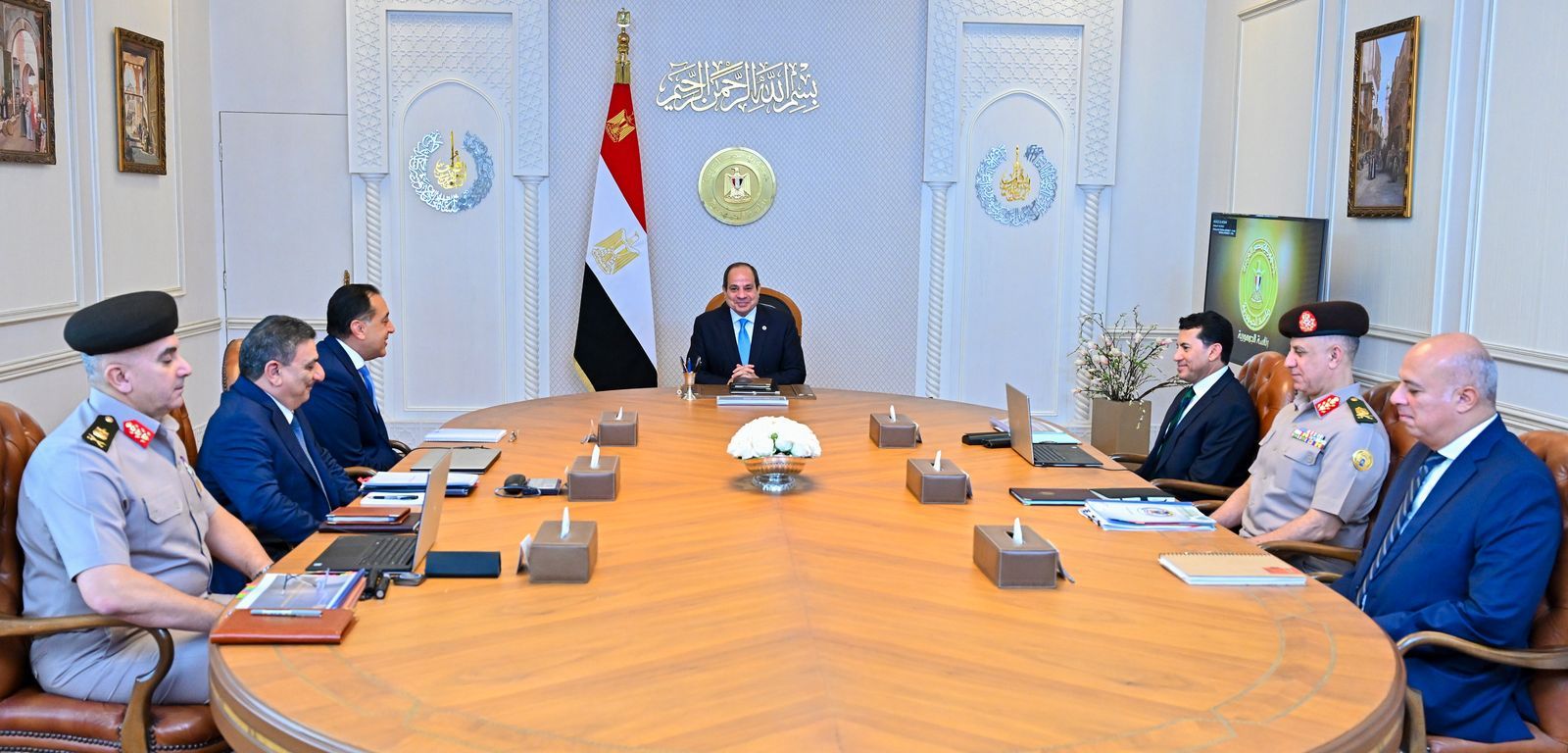 الرئيس السيسى يعقد اجتماعًا لمناقشة عددٍ من الموضوعات المُتعلقة بالمنظومتين الشبابية والرياضية