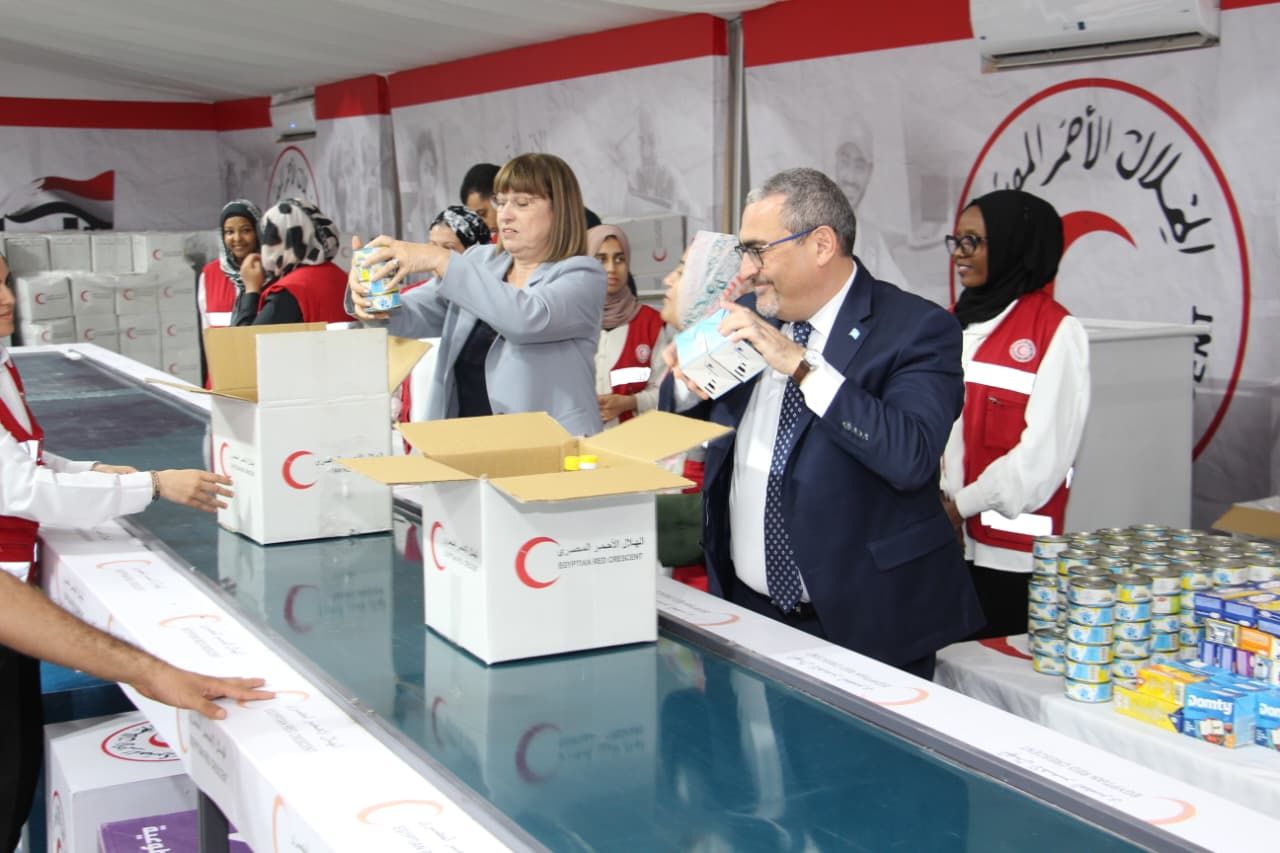 نائب المنسّق الخاص للأمم المتحدة لعملية السلام يزور الهلال الأحمر المصرى نائب المنسّق الخاص للأمم المتحدة لعملية السلام يزور الهلال الأحمر المصرى