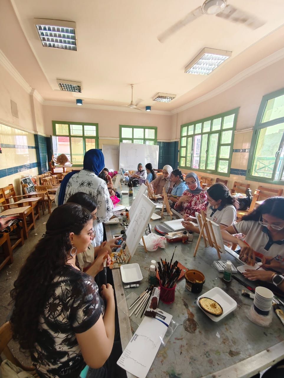 الطلاب خلال ورشة الرسم الطلاب خلال ورشة الرسم