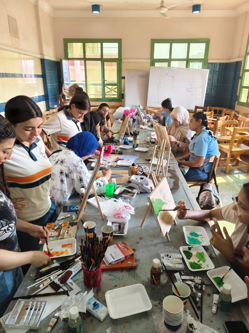 طلاب المدارس خلال مشاركتهم في ورشة النحت والتصوير بكلية التربية النوعية طلاب المدارس خلال مشاركتهم في ورشة النحت والتصوير بكلية التربية النوعية