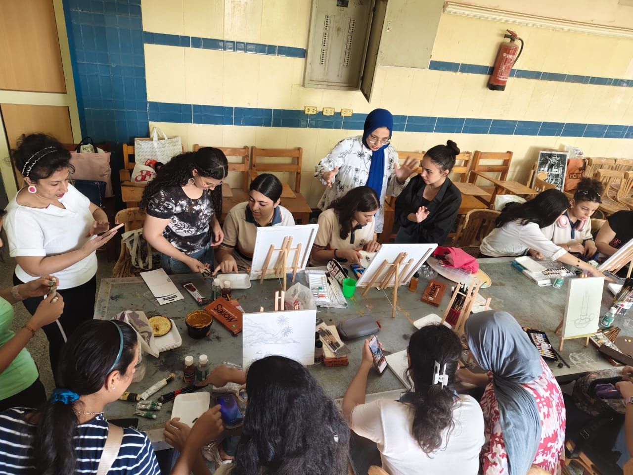 طلاب المدارس خلال مشاركتهم في ورشة النحت والتصوير طلاب المدارس خلال مشاركتهم في ورشة النحت والتصوير
