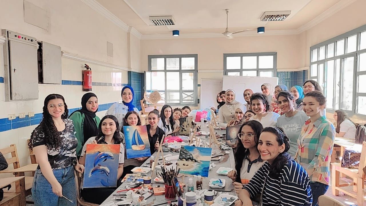 د.شهيرة عنتر وطلاب مشاركين في ورشة الرسم د.شهيرة عنتر وطلاب مشاركين في ورشة الرسم