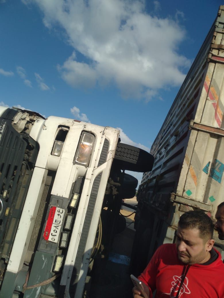 السيارة عقب انقلابها السيارة عقب انقلابها