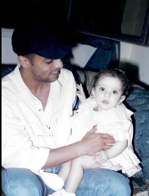 محمد صبرى مع طفلته محمد صبرى مع طفلته