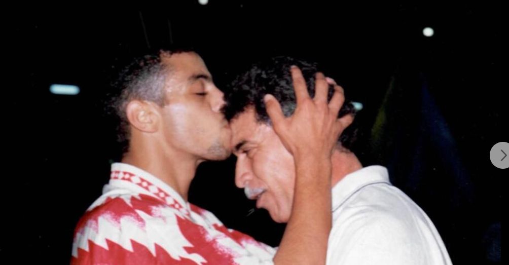 محمد صبري يقبل رأس حسن شحاتة محمد صبري يقبل رأس حسن شحاتة