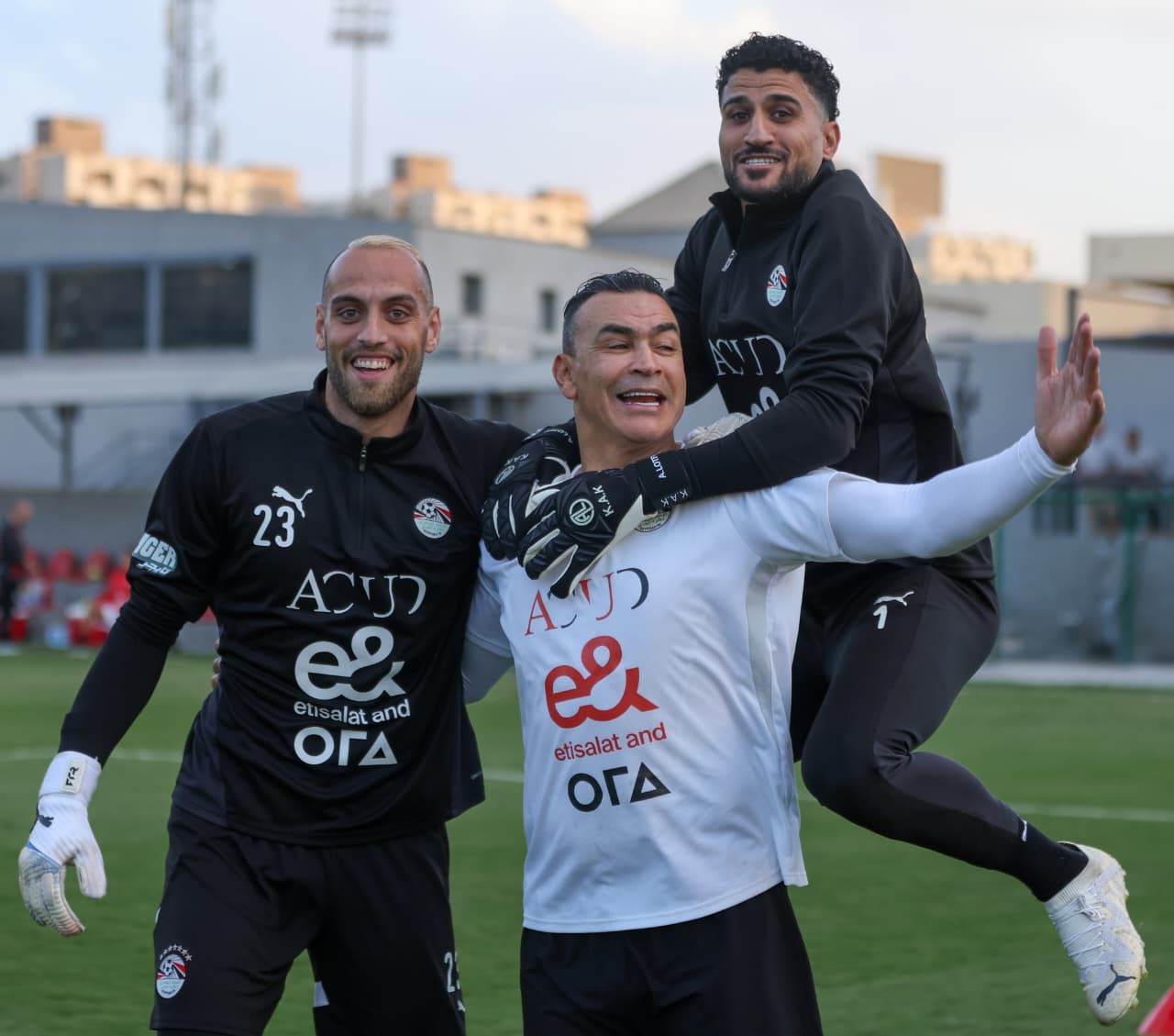 مداعبة الحضري لحراس مرمى منتخب مصر الثانى (2) مداعبة الحضري لحراس مرمى منتخب مصر الثانى (2)