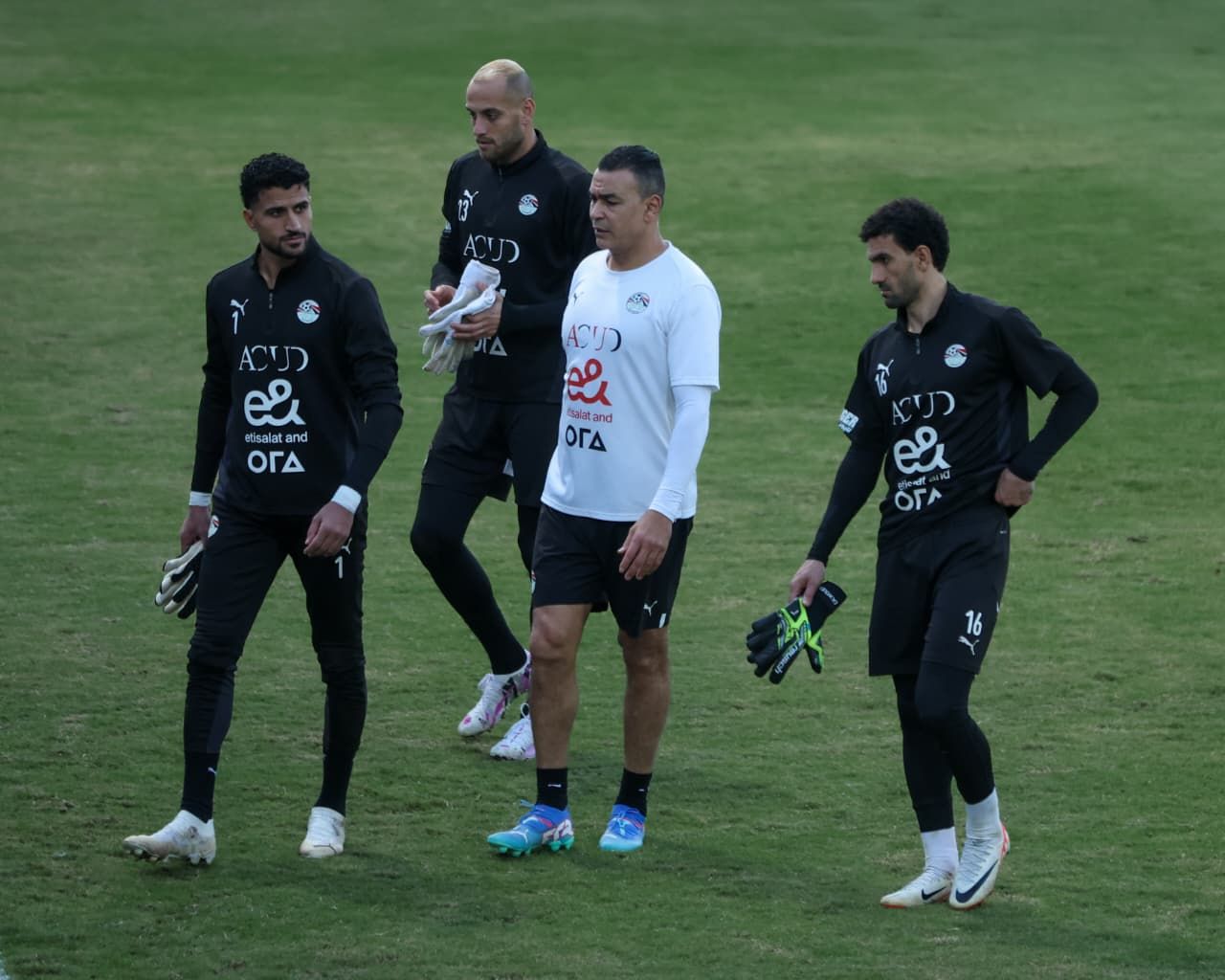 مداعبة الحضري لحراس مرمى منتخب مصر الثانى (1) مداعبة الحضري لحراس مرمى منتخب مصر الثانى (1)