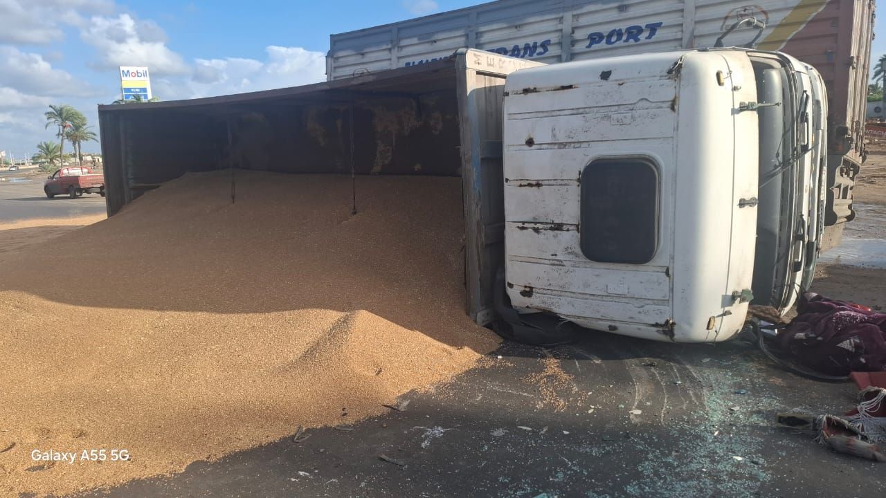 انقلاب السيارة محملة بالغلال انقلاب السيارة محملة بالغلال