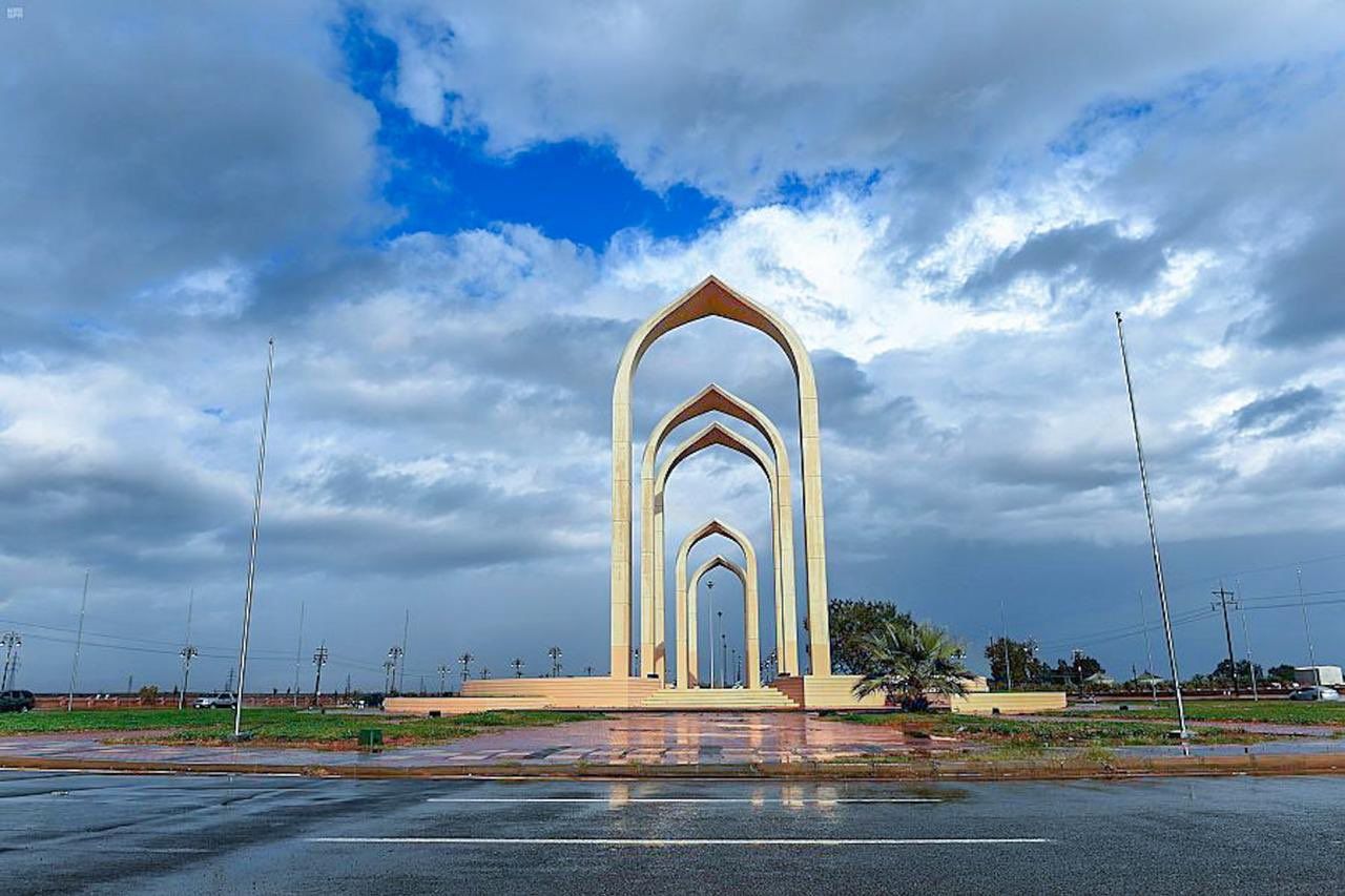 أمانة تبوك تستعد لموسم الأمطار بصيانة وتنظيف شبكات تصريف المياه