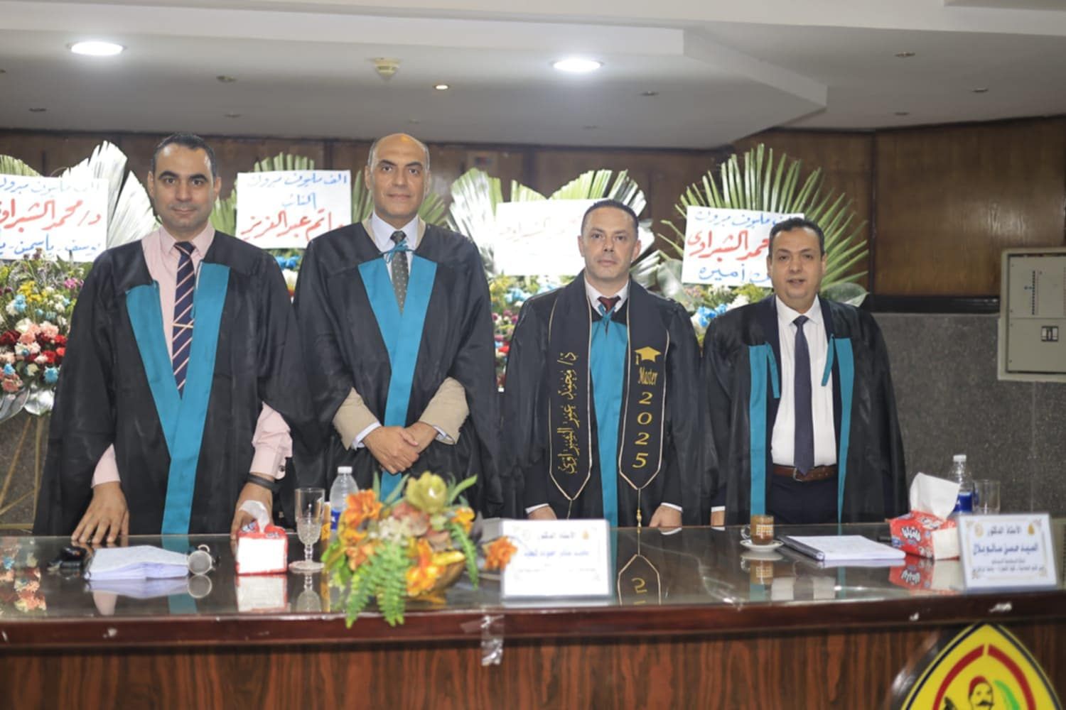 الباحث محمد عمر الشبراوى مع لجنة المناقشة