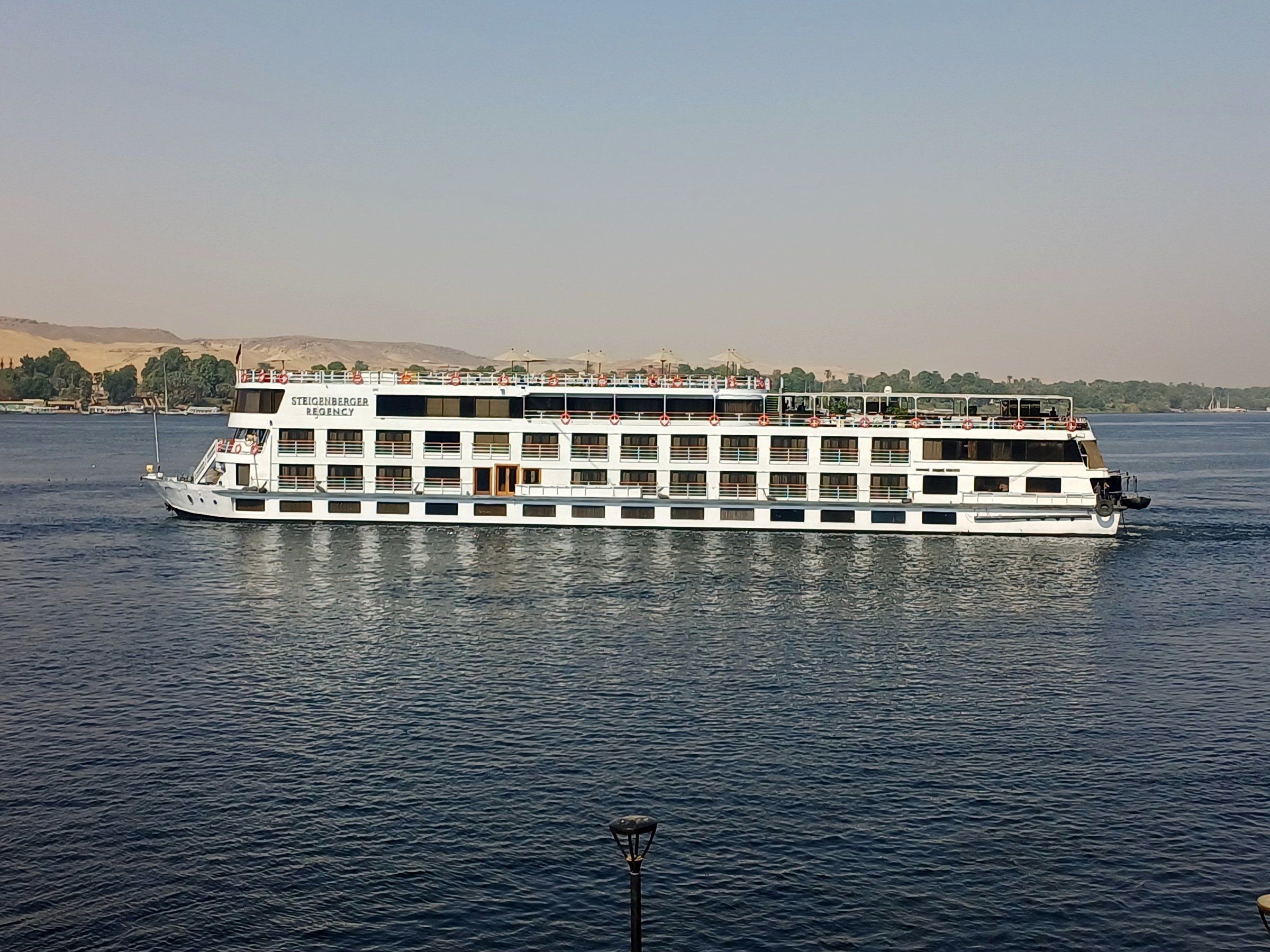 باخرة سياحية فى نيل أسوان باخرة سياحية فى نيل أسوان